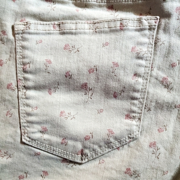 Sonoma Cream Denim Midrise Womens Rolled Shorts, Size 10, Floral 4" rise - Picture 6 of 6